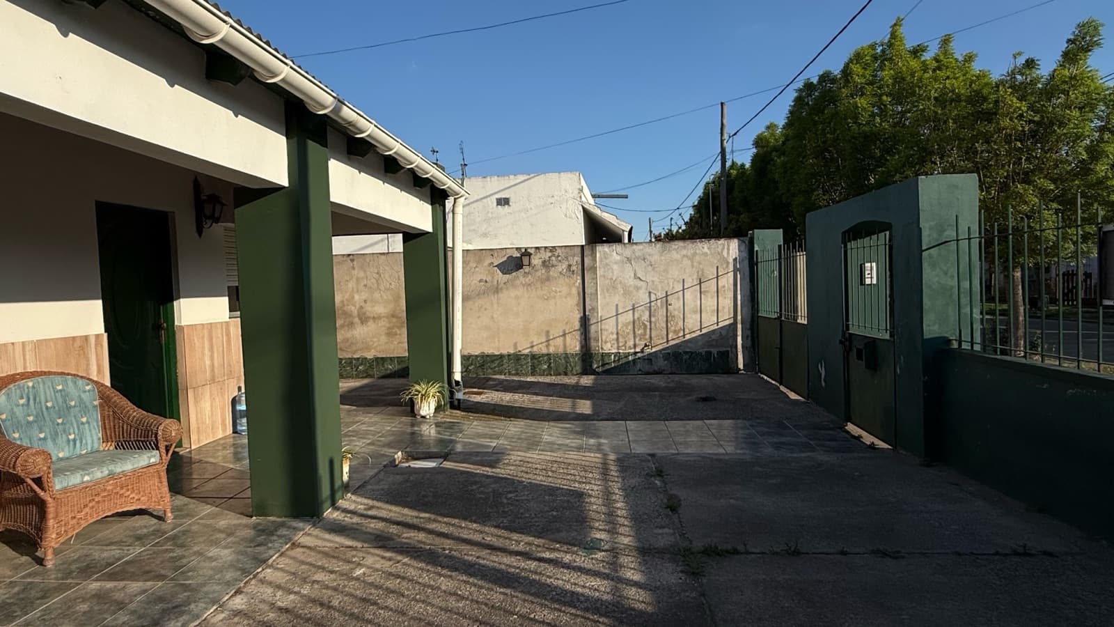 Charming house for sale in Roque Pérez, with all amenities!