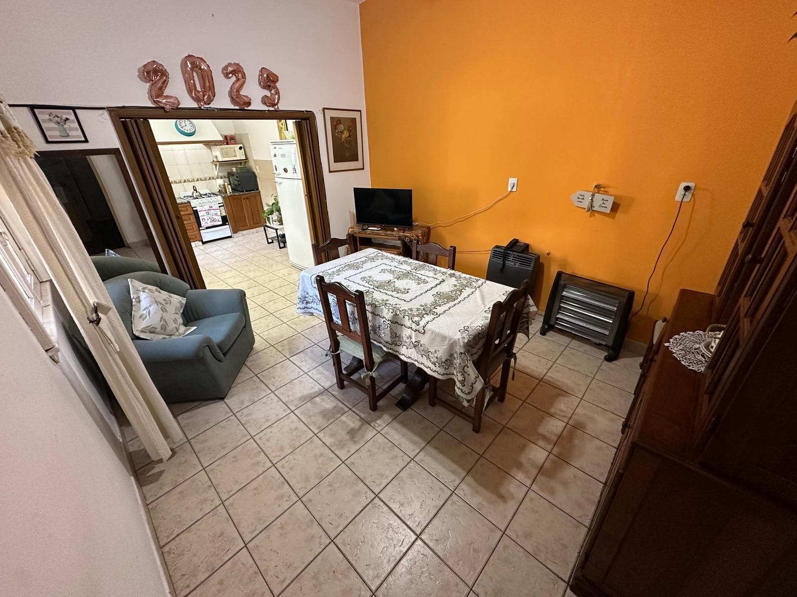 4-ROOM HOUSE FOR SALE WITH GARAGE AND GARDEN IN QUILMES—QUALIFIES FOR A MORTGAGE