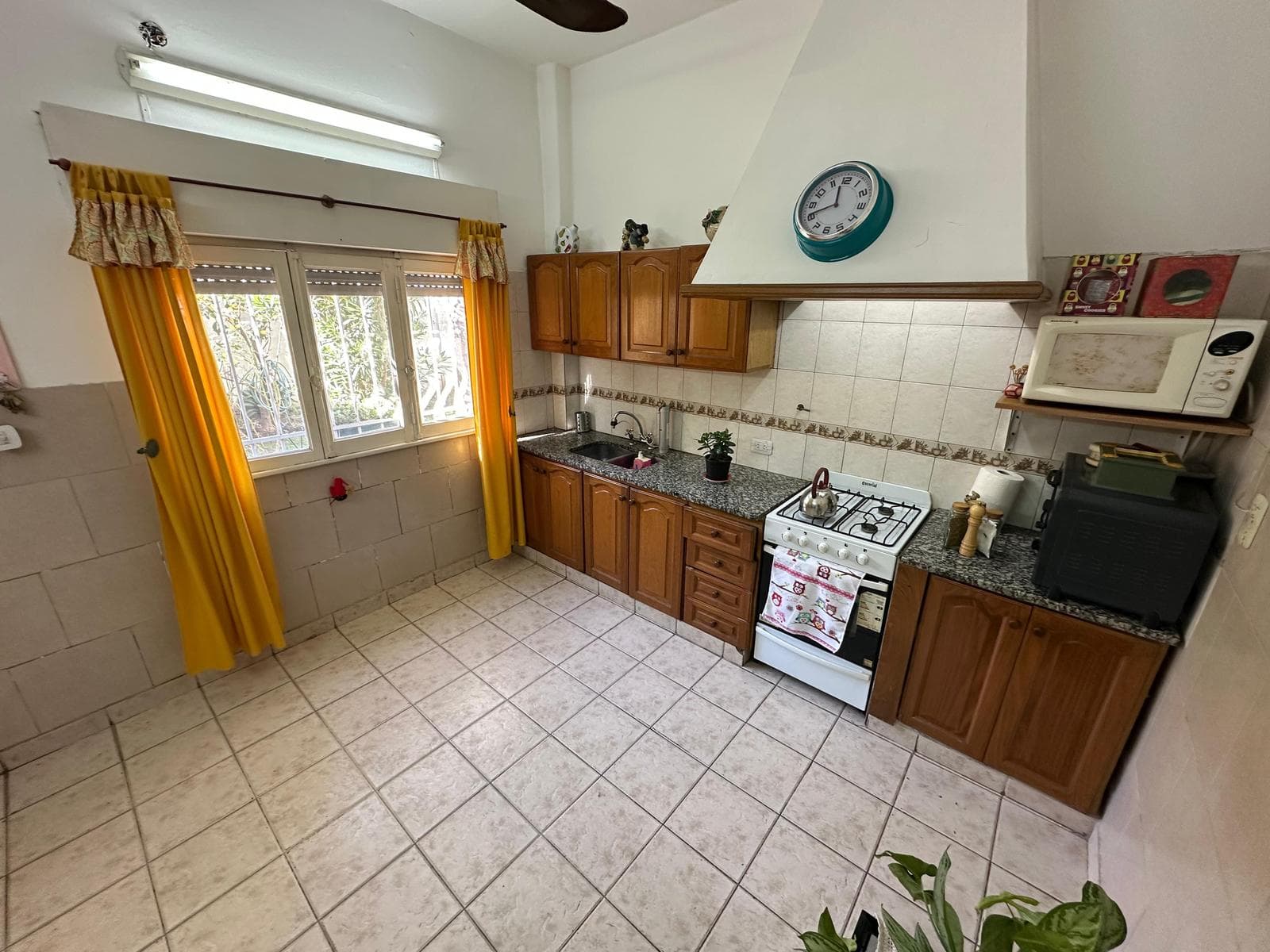 4-ROOM HOUSE FOR SALE WITH GARAGE AND GARDEN IN QUILMES—QUALIFIES FOR A MORTGAGE