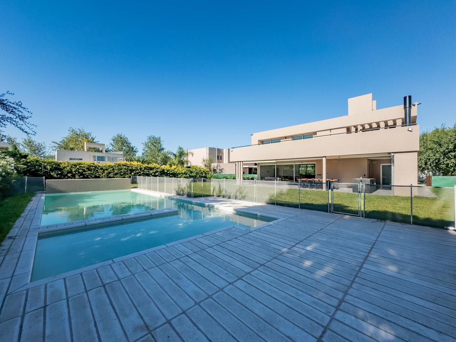 FOR SALE - 4-bedroom house with a pool, porch, and barbecue area - Aguadas neighborhood, Funes.