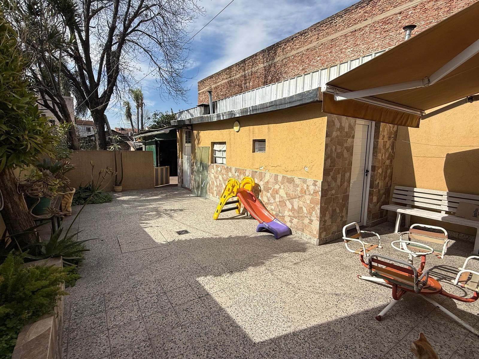 5-ROOM HOUSE FOR SALE WITH LARGE GARDEN/PATIO AND GARAGE - DOWNTOWN SAN JUSTO