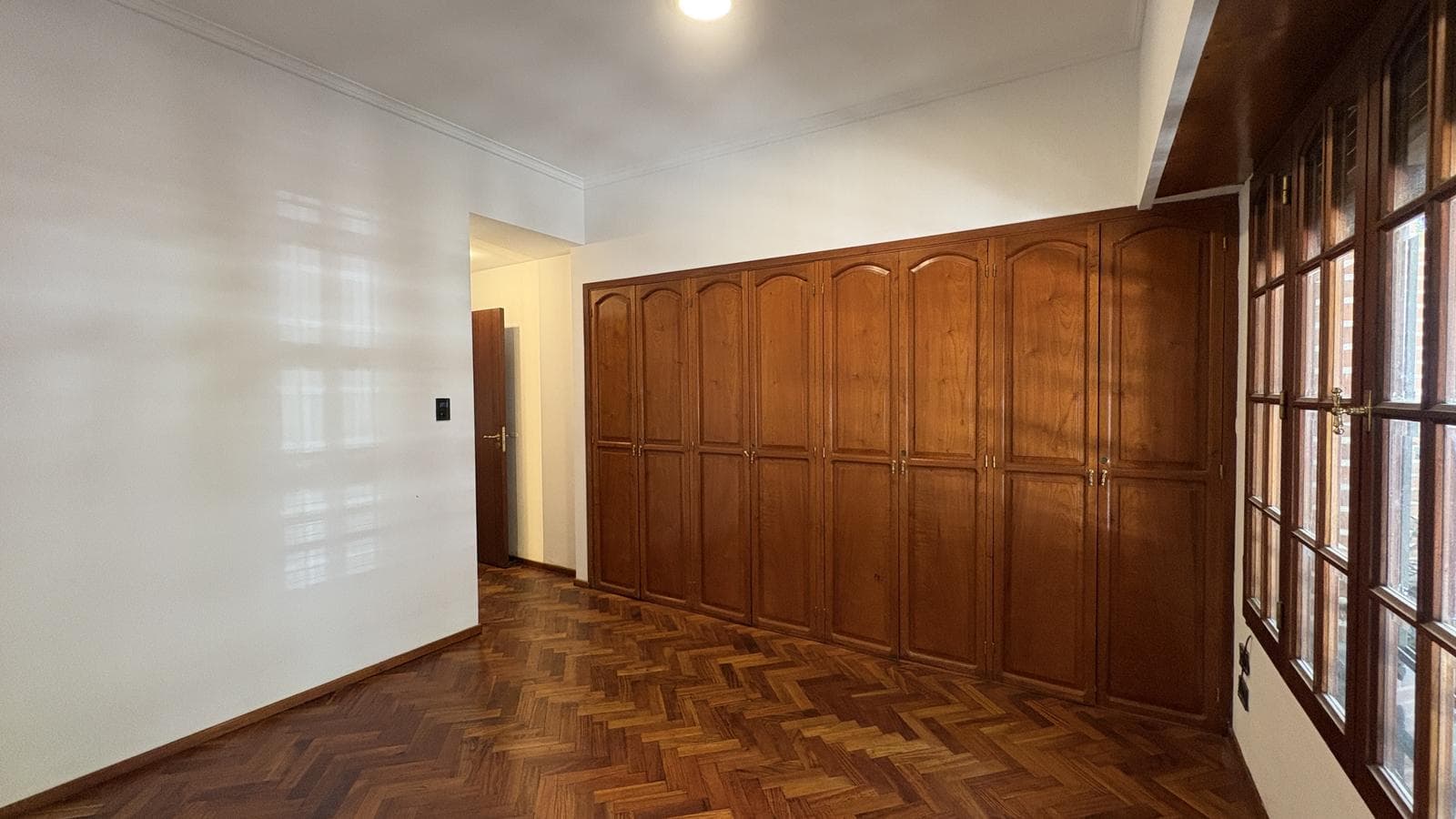 For Sale/Financing Available: Three-Bedroom House with Garden, Pool, and Garage. Eligible for Mortgage. Pichincha