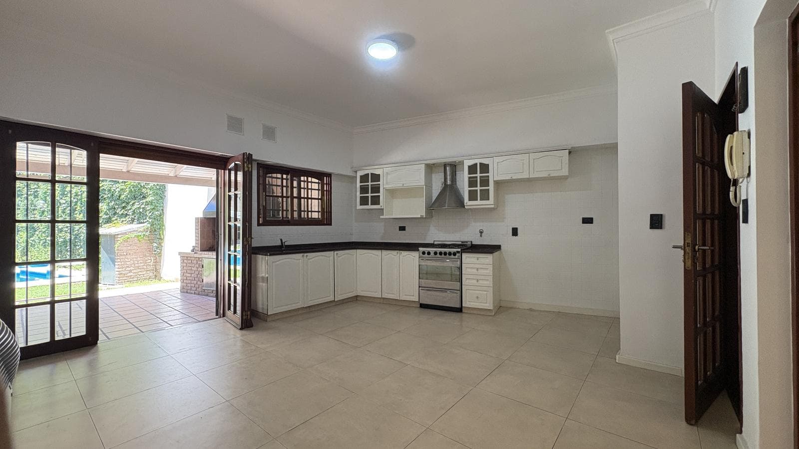 For Sale/Financing Available: Three-Bedroom House with Garden, Pool, and Garage. Eligible for Mortgage. Pichincha