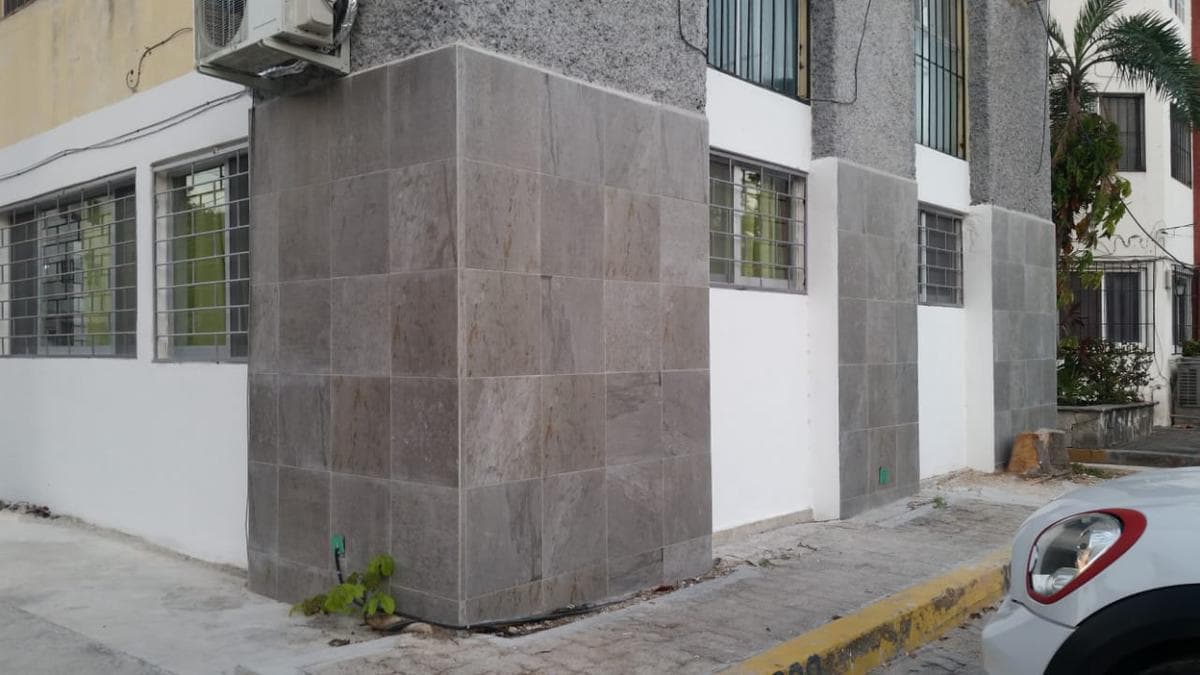 APARTMENT FOR SALE IN CANCUN ON SUPERBLOCK 30, AVENIDA LA COSTA