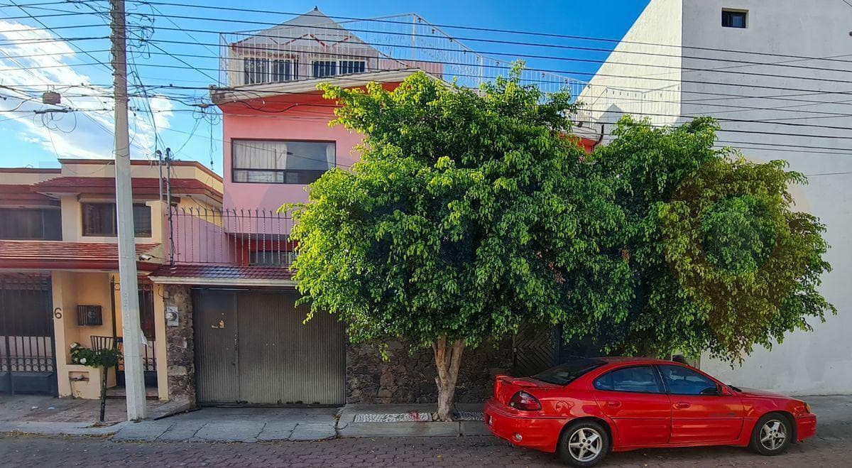 House for Sale in Colinas del Cimatario, Ideal for Offices