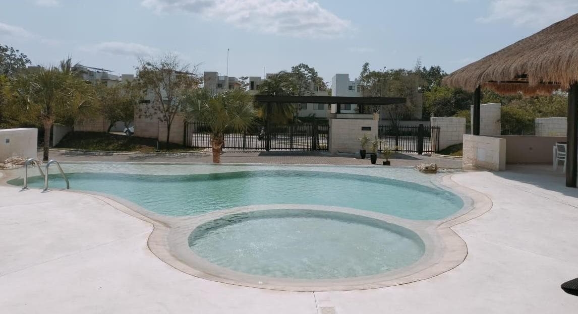 LAND FOR SALE: 225 m² IN PLAYA DEL CARMEN ON A PRIVATE STREET WITH A POOL