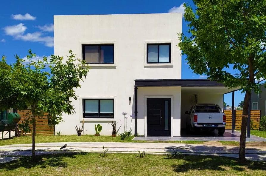 4-Bedroom House for Sale with Pool in San Eduardo - Pilar
