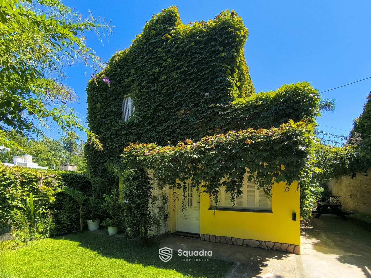 FOR SALE - 3-bedroom house with barbecue area and pool - Fisherton, Rosario