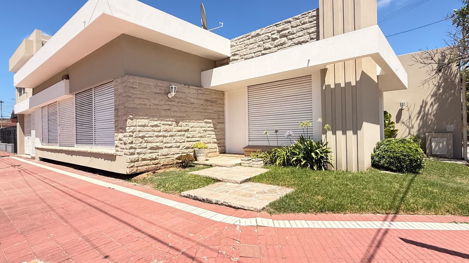 A house steeped in history, cinema, and its own unique style in the heart of Lobos!