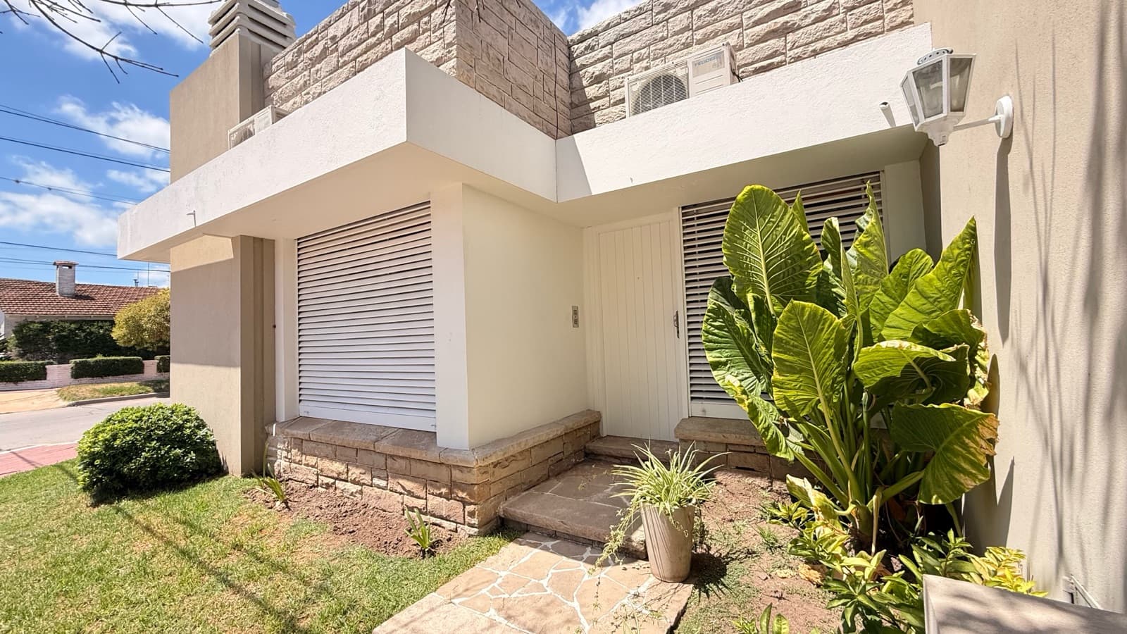 A house steeped in history, cinema, and its own unique style in the heart of Lobos!