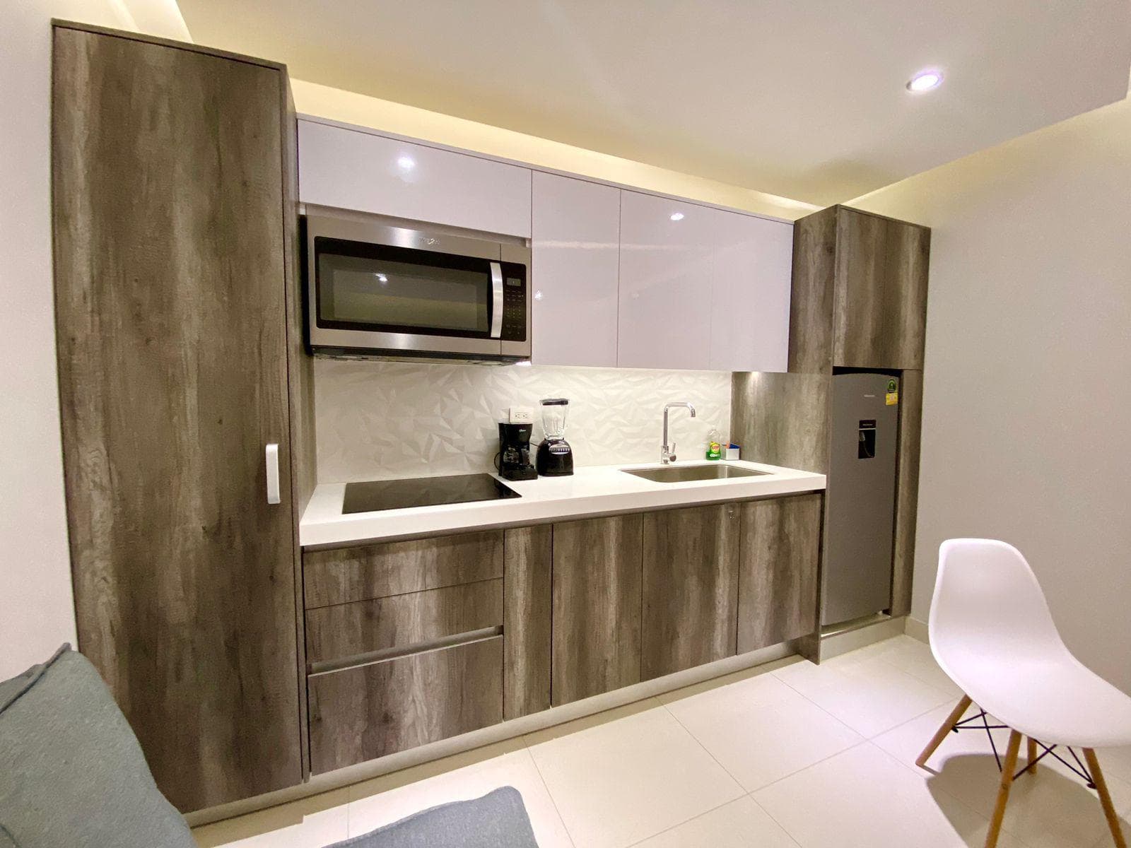 FURNISHED 1-BEDROOM APARTMENT 2 BLOCKS FROM THE BEACH