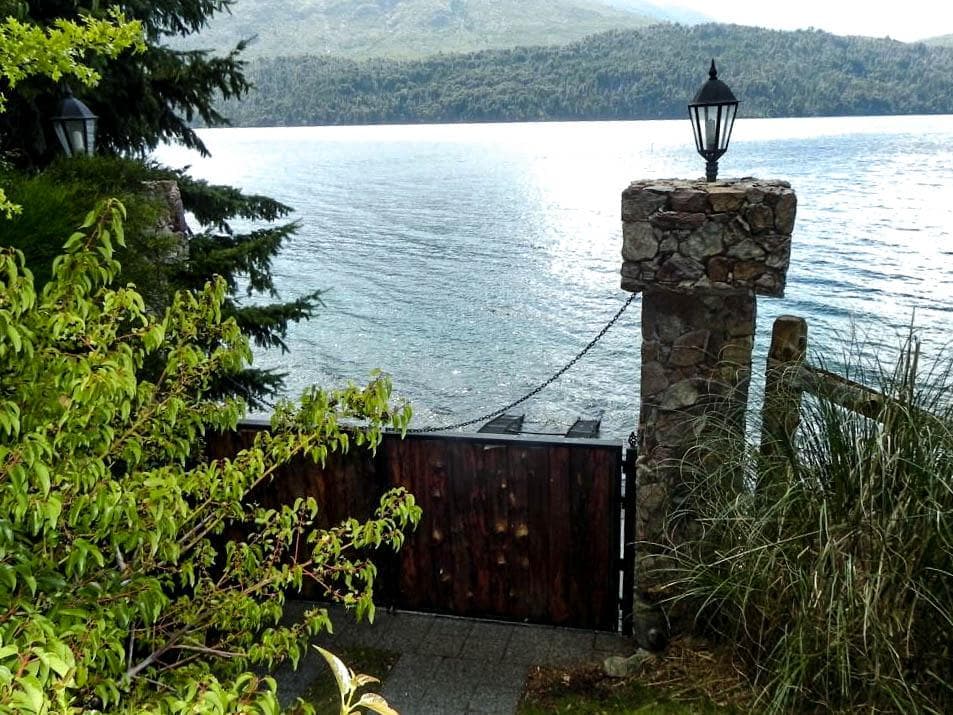 House on the shore of Lake Gutiérrez, Bariloche