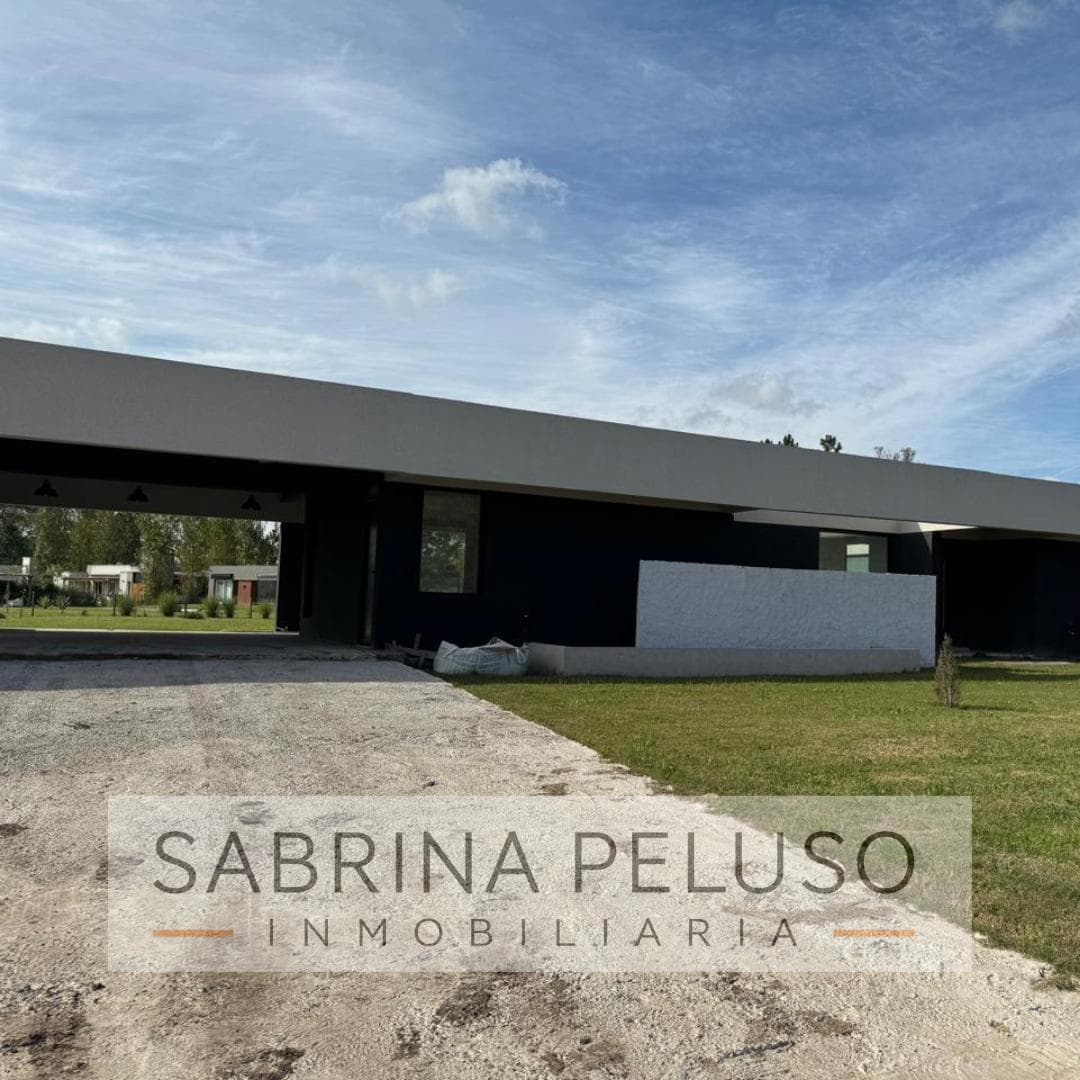 FOR SALE: 4-room house in Club de Campo La Elina, Luján Region