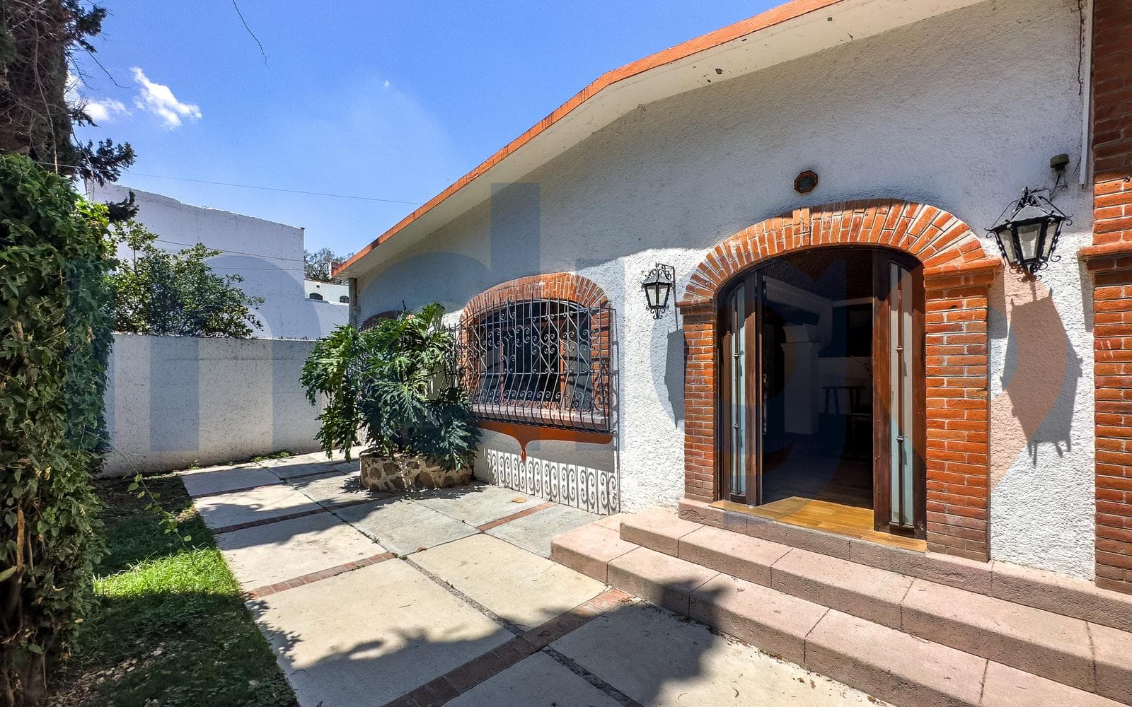 House for Sale in Tequisquiapan (Includes 2 houses and 4 commercial spaces)