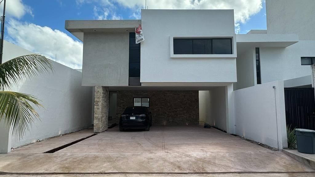 House in northern Mérida. Santa Gertrudis was packed
