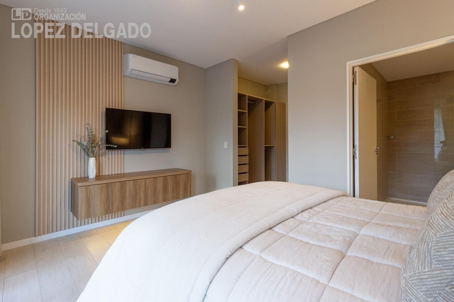For Sale: 5-room apartment with a balcony and terrace. Villa del Parque