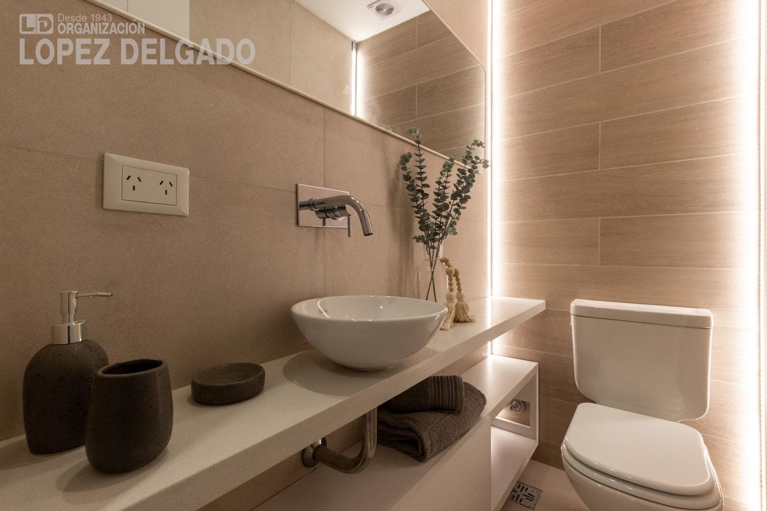 For Sale: 5-room apartment with a balcony and terrace. Villa del Parque