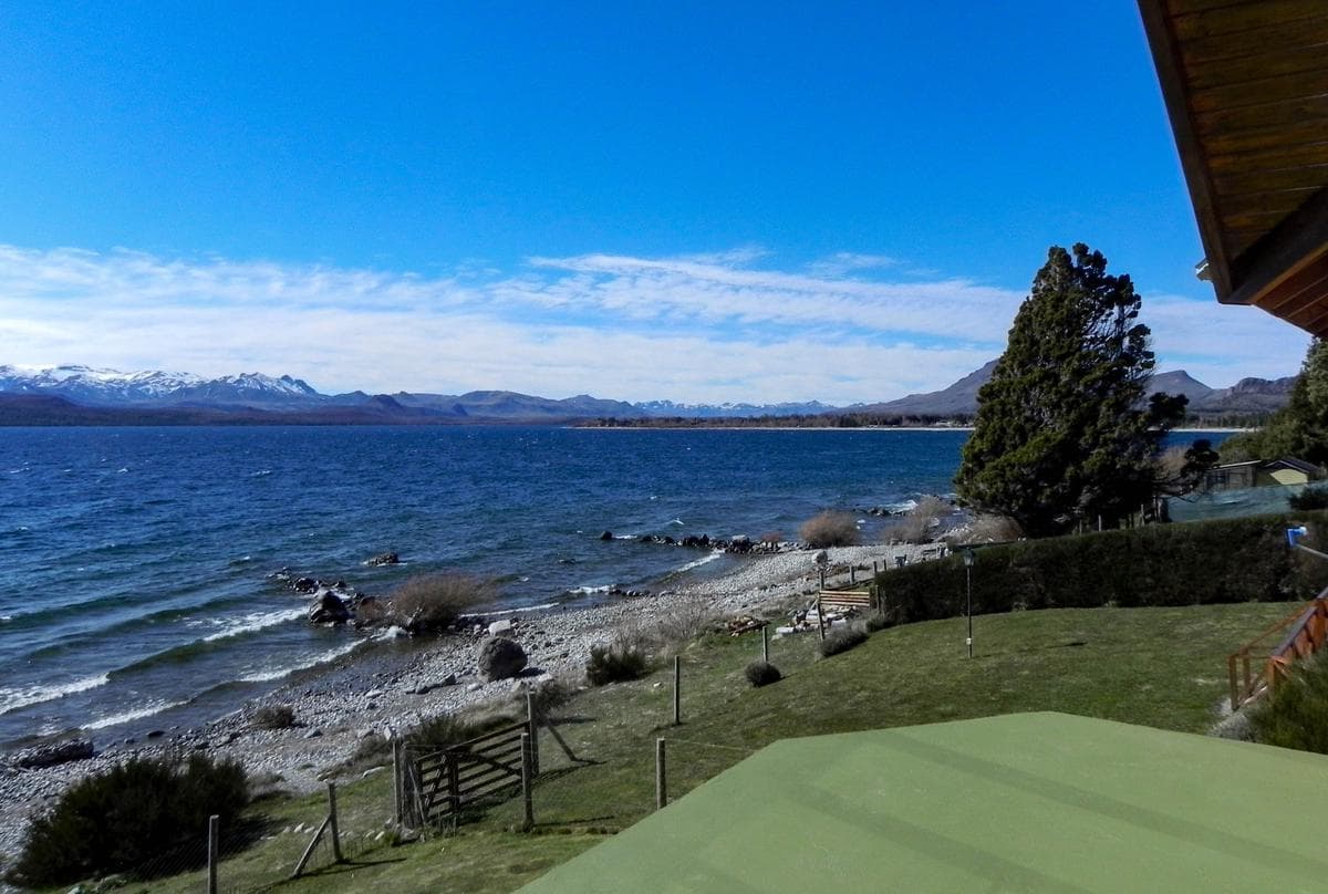 Bo. Las Chacras: House for sale with direct access to Lake Nahuel Huapi