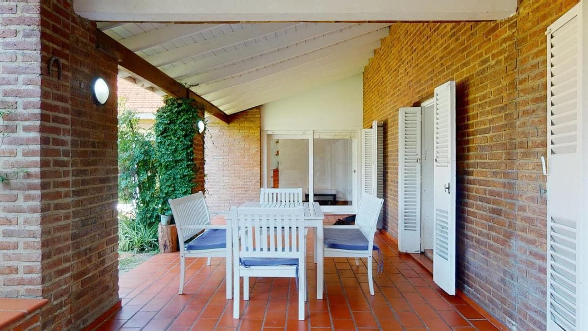 House for sale in Gonnet: 485 between 20th and 21st. Lot size: 30 x 60. 370 m² of floor space. Excellent condition. Pool