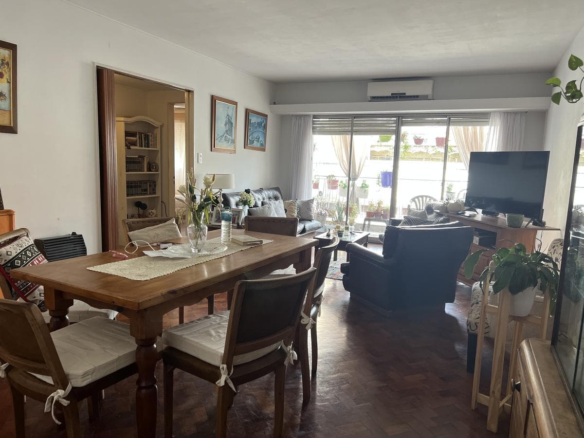 FOR SALE - 2-bedroom apartment with a balcony facing the back of the building - Downtown, Rosario.