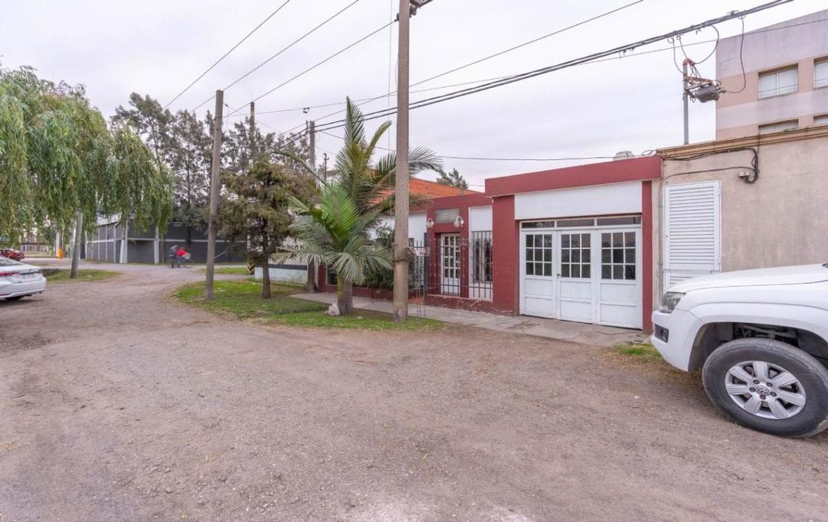 FOR SALE - 2-bedroom house with a green patio and covered garage - Villa Felisa, San Lorenzo.