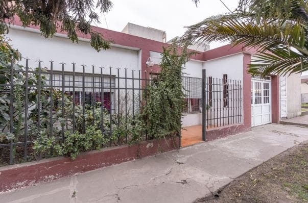 FOR SALE - 2-bedroom house with a green patio and covered garage - Villa Felisa, San Lorenzo.