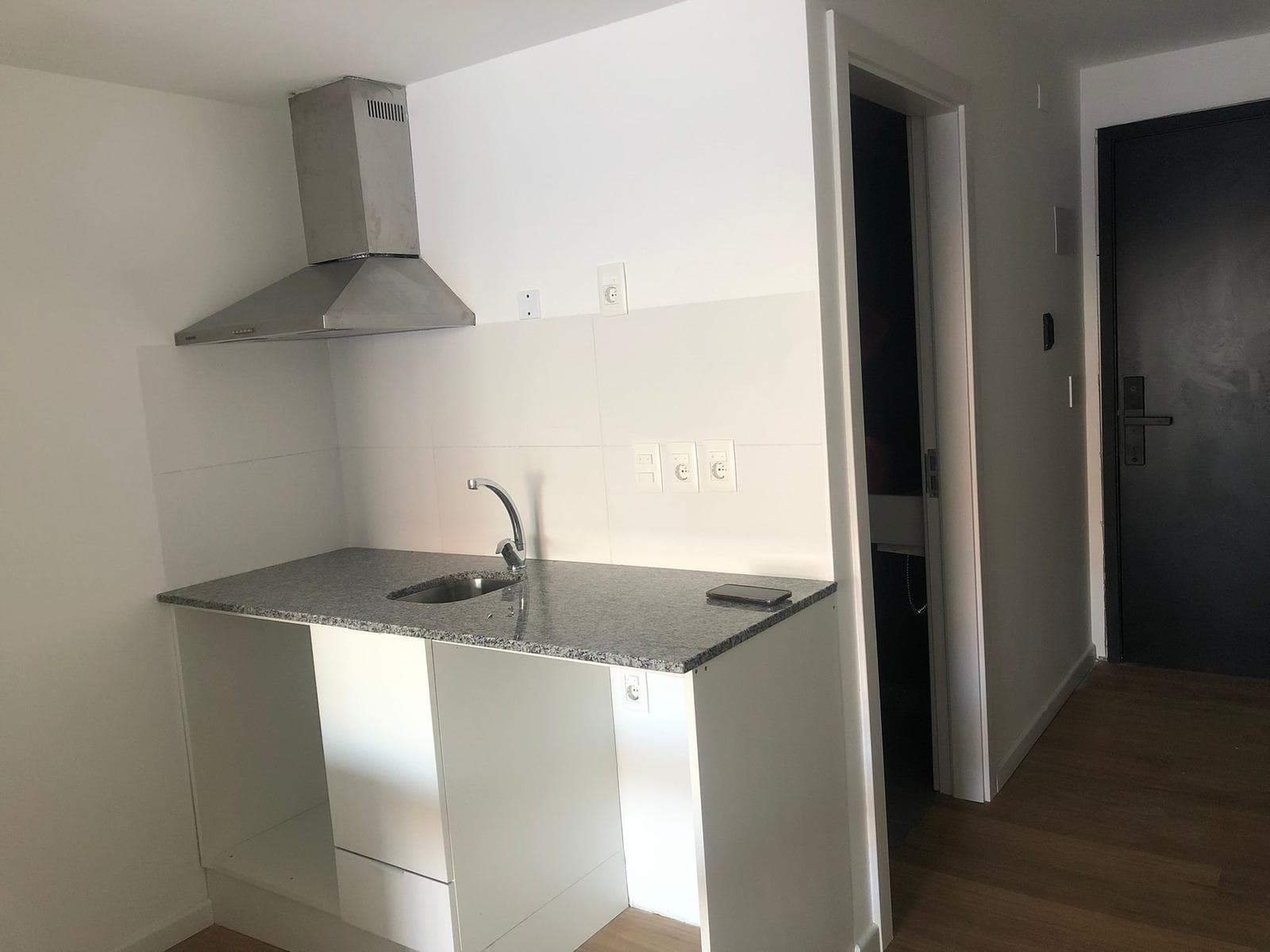 Studio Apartment for Rent with a Balcony in Downtown Montevideo.