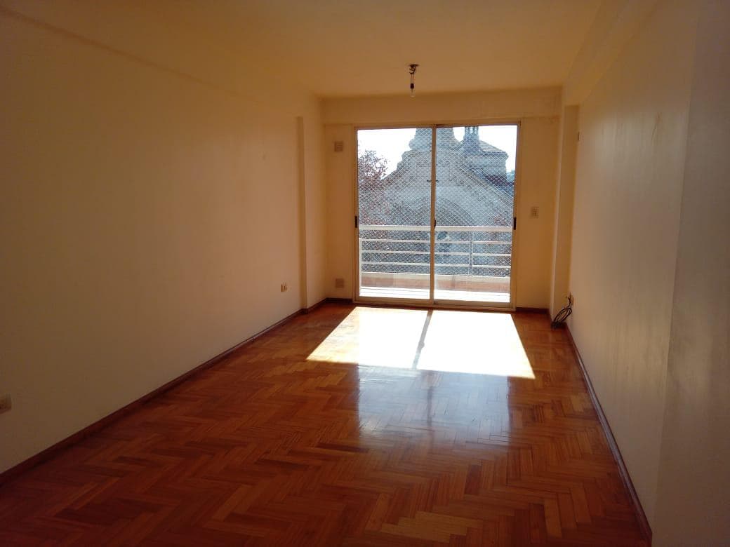 3-room apartment for rent, 2 full bathrooms, front-facing balcony, very bright