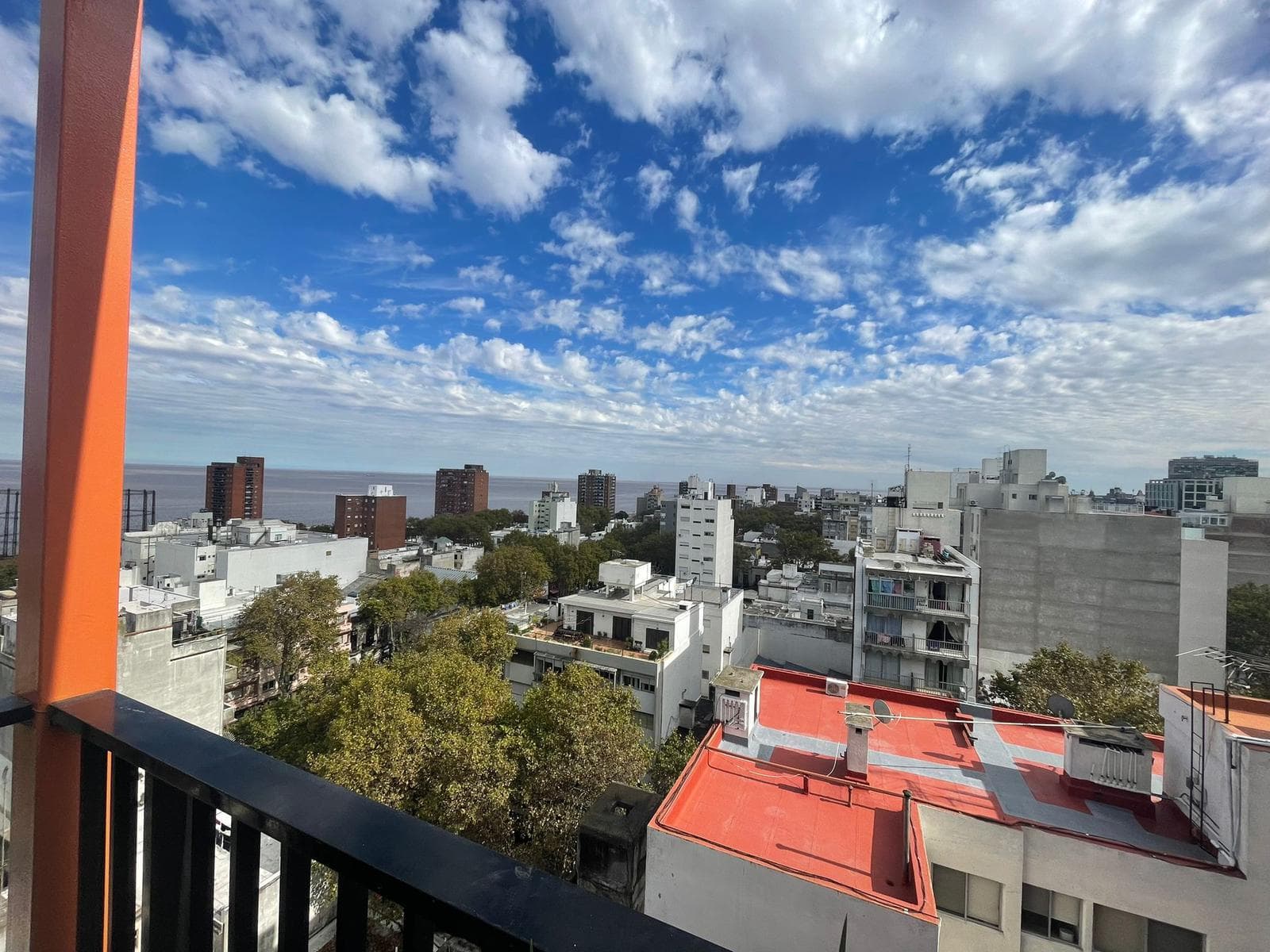 Studio Apartment for Rent with a Balcony in Downtown Montevideo.