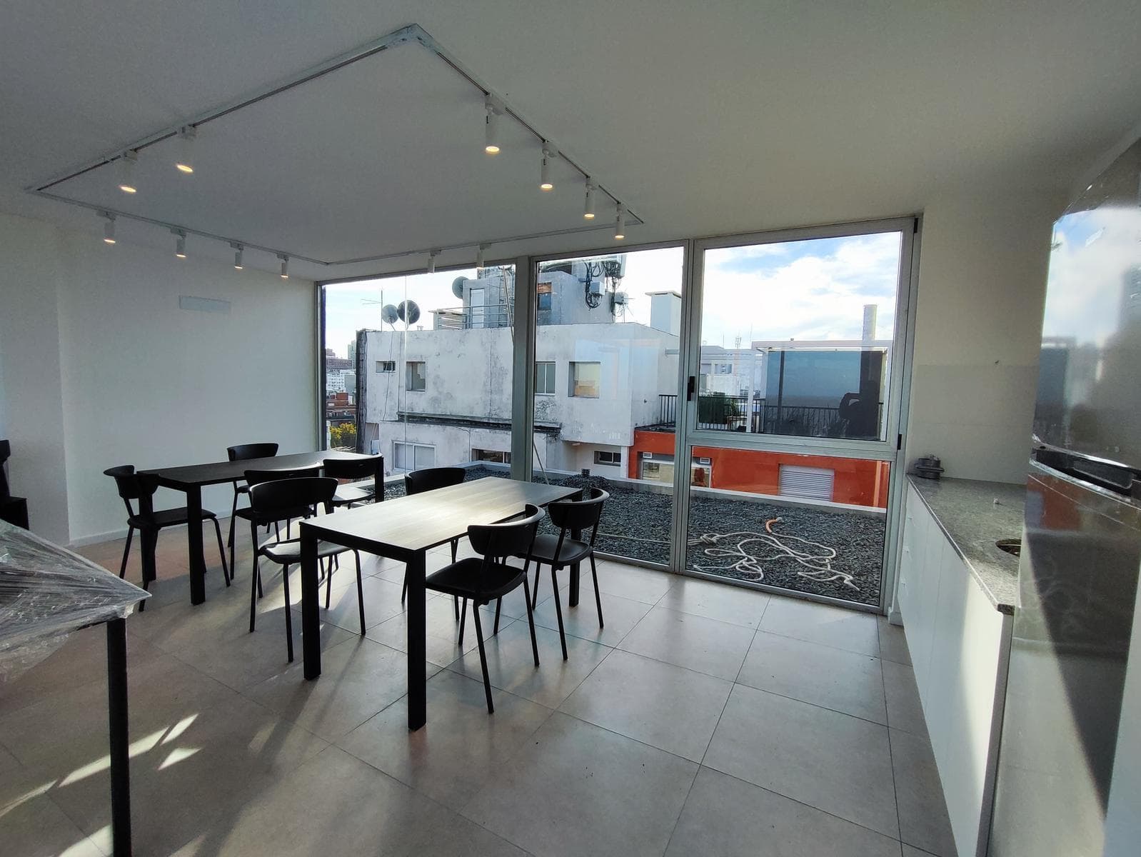 Studio Apartment for Rent with a Balcony in Downtown Montevideo.