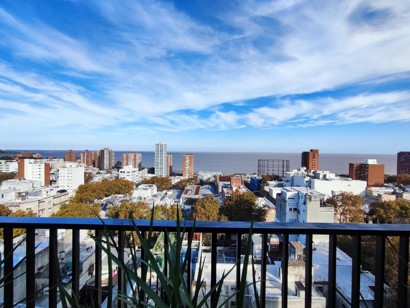 Studio Apartment for Rent with a Balcony in Downtown Montevideo.