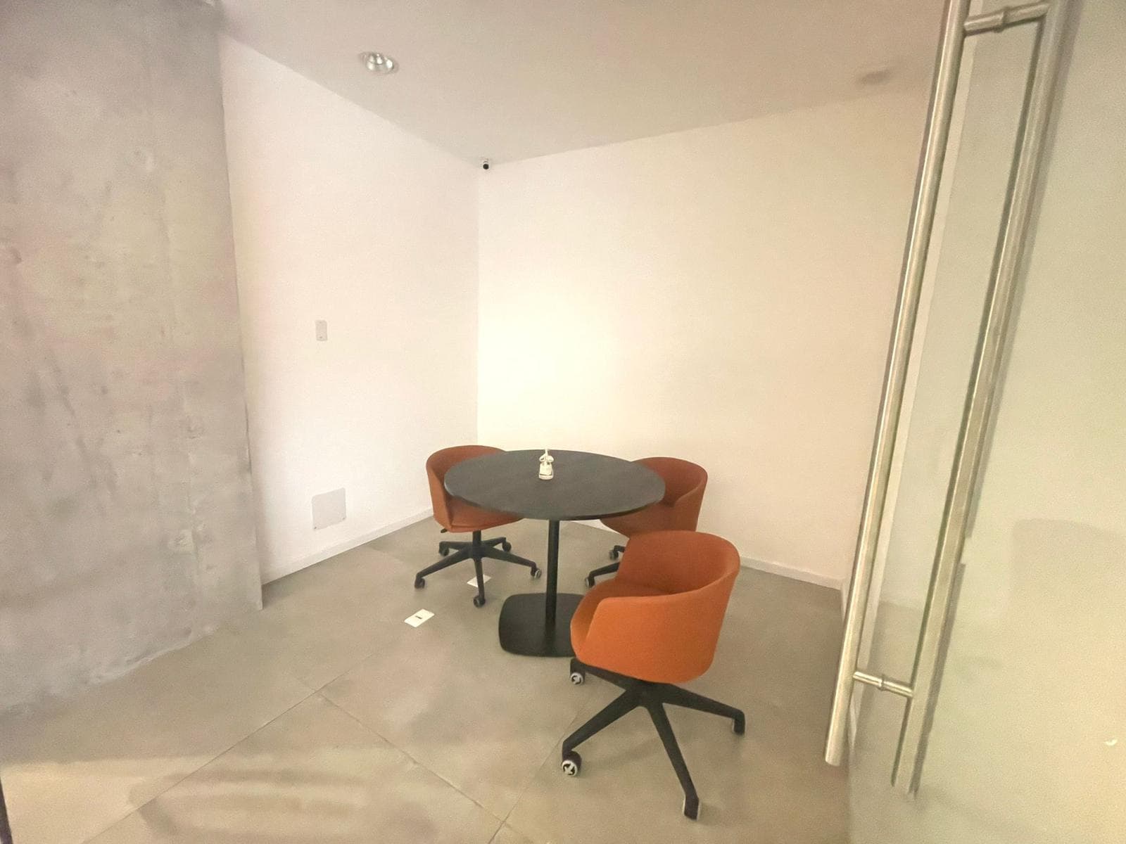 Studio Apartment for Rent with a Balcony in Downtown Montevideo.