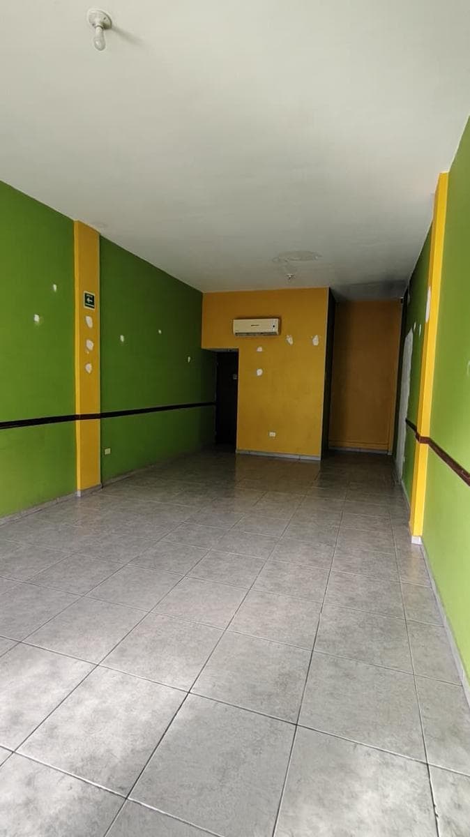 Commercial Space for Rent in the Shopping Center on Leones Street