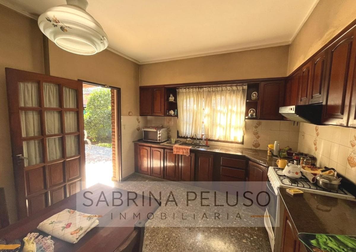House for Sale: 5 Rooms, Moreno Downtown