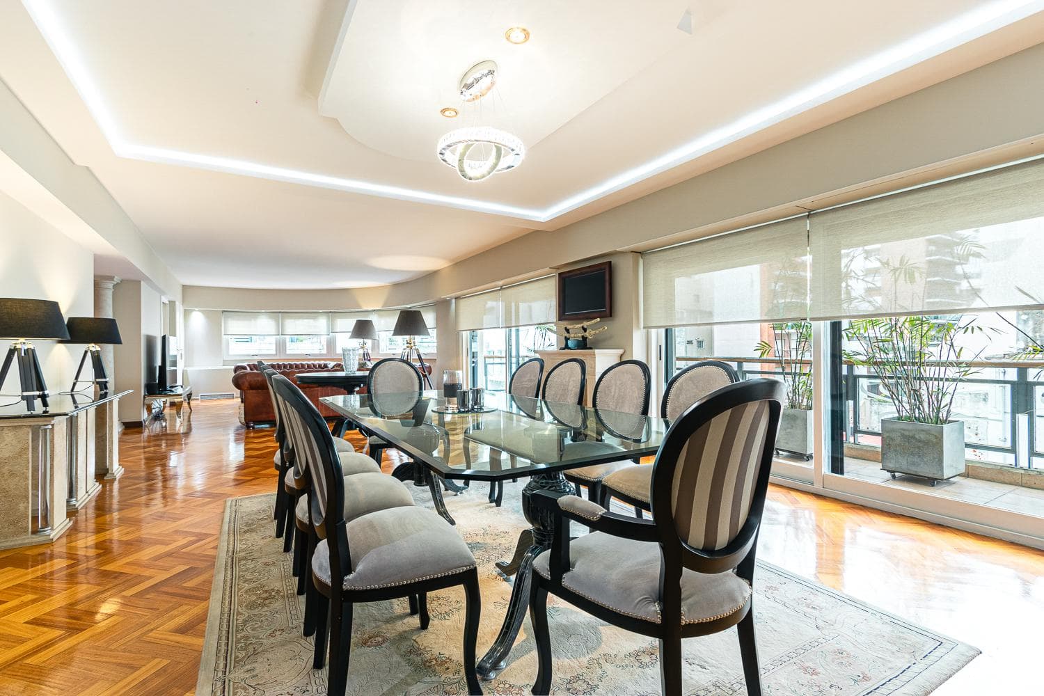 5-room apartment for sale with guest quarters, 2 parking spaces, and a storage room in Belgrano