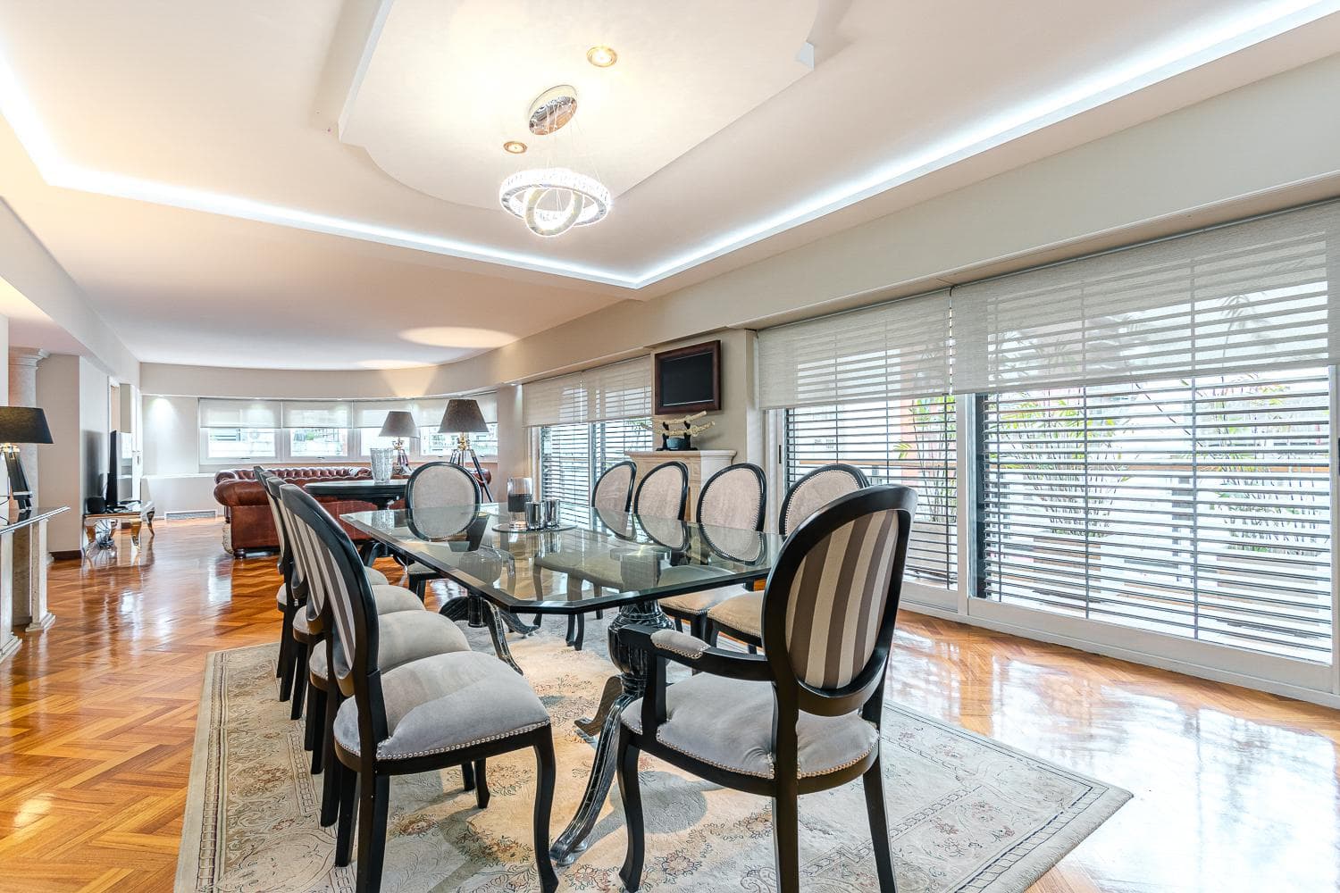 5-room apartment for sale with guest quarters, 2 parking spaces, and a storage room in Belgrano