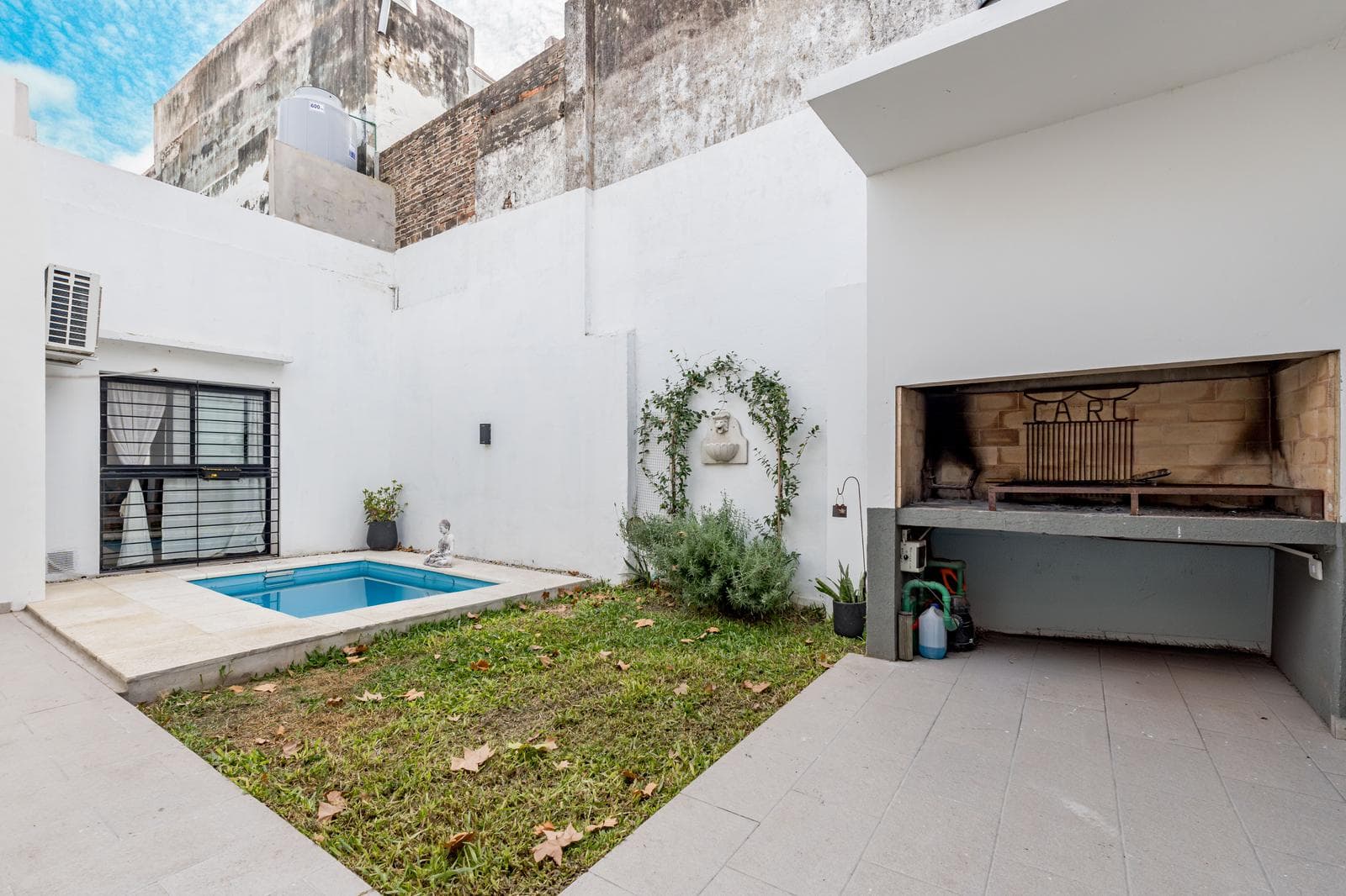 FOR SALE | TRADE - 3-bedroom house with a versatile room, pool, and barbecue area - Echesortu, Rosario.