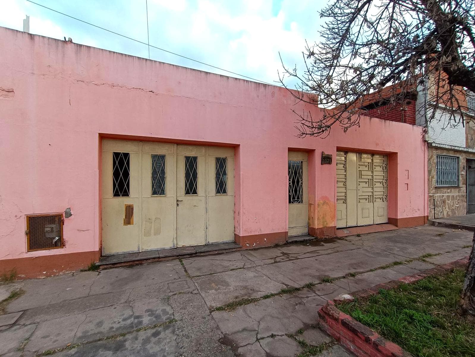 FOR SALE - 3-bedroom house in need of renovation, with a barbecue area and a covered patio - Azcuénaga, Rosario.