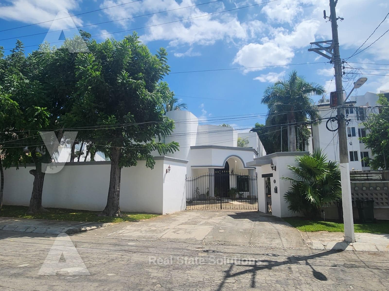 House for Sale: 4 Bedrooms, FURNISHED, Pool, TV Room, Country-Style Residence, Cancún