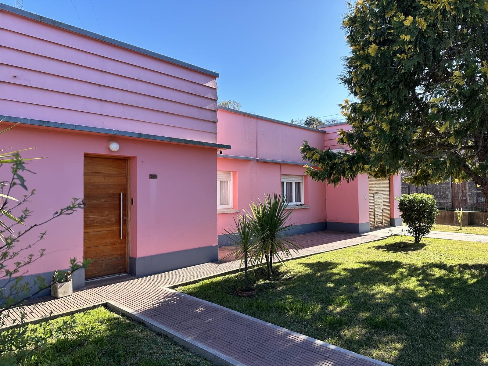 Are you looking for a cozy, centrally located home with all the amenities in Roque Pérez?