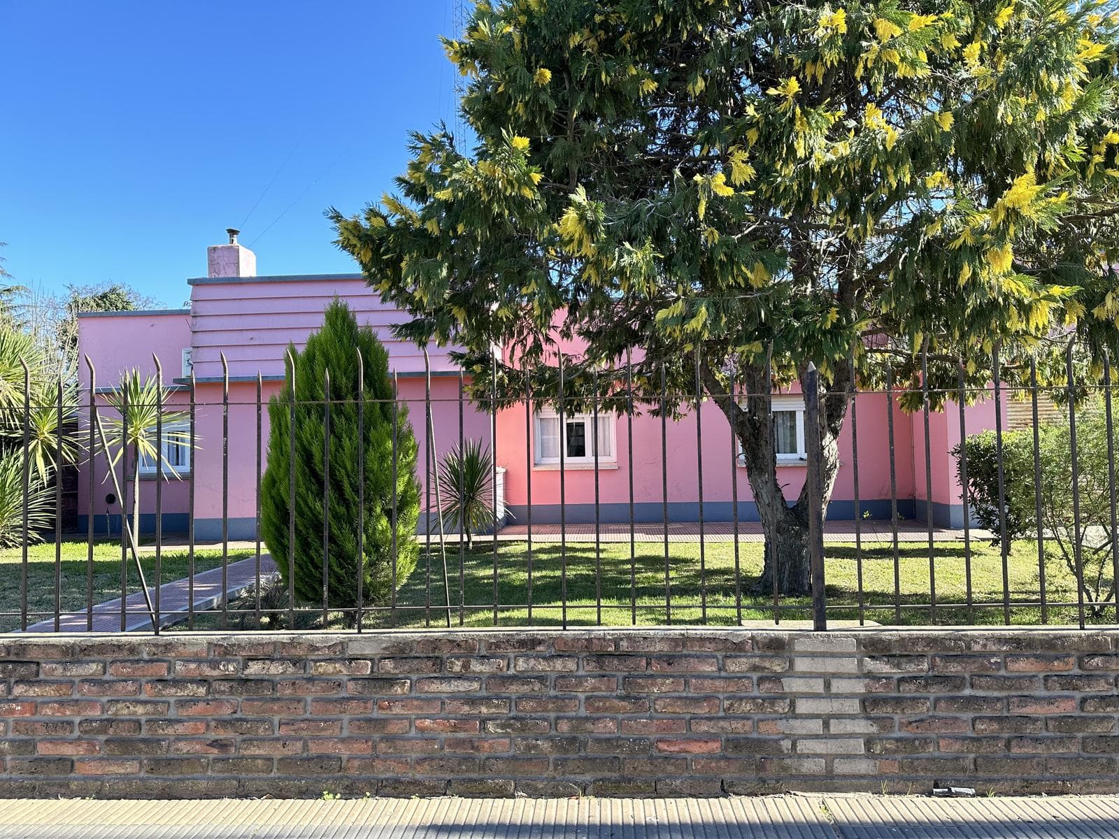 Are you looking for a cozy, centrally located home with all the amenities in Roque Pérez?
