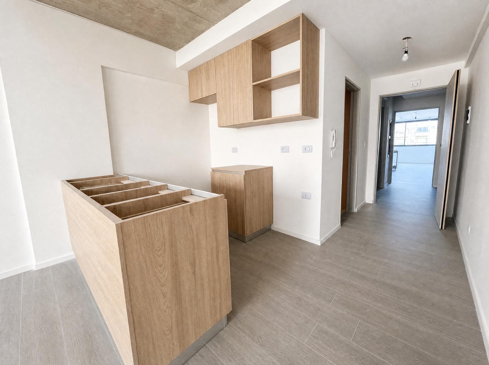 One-room apartment facing the street with a balcony in Almagro