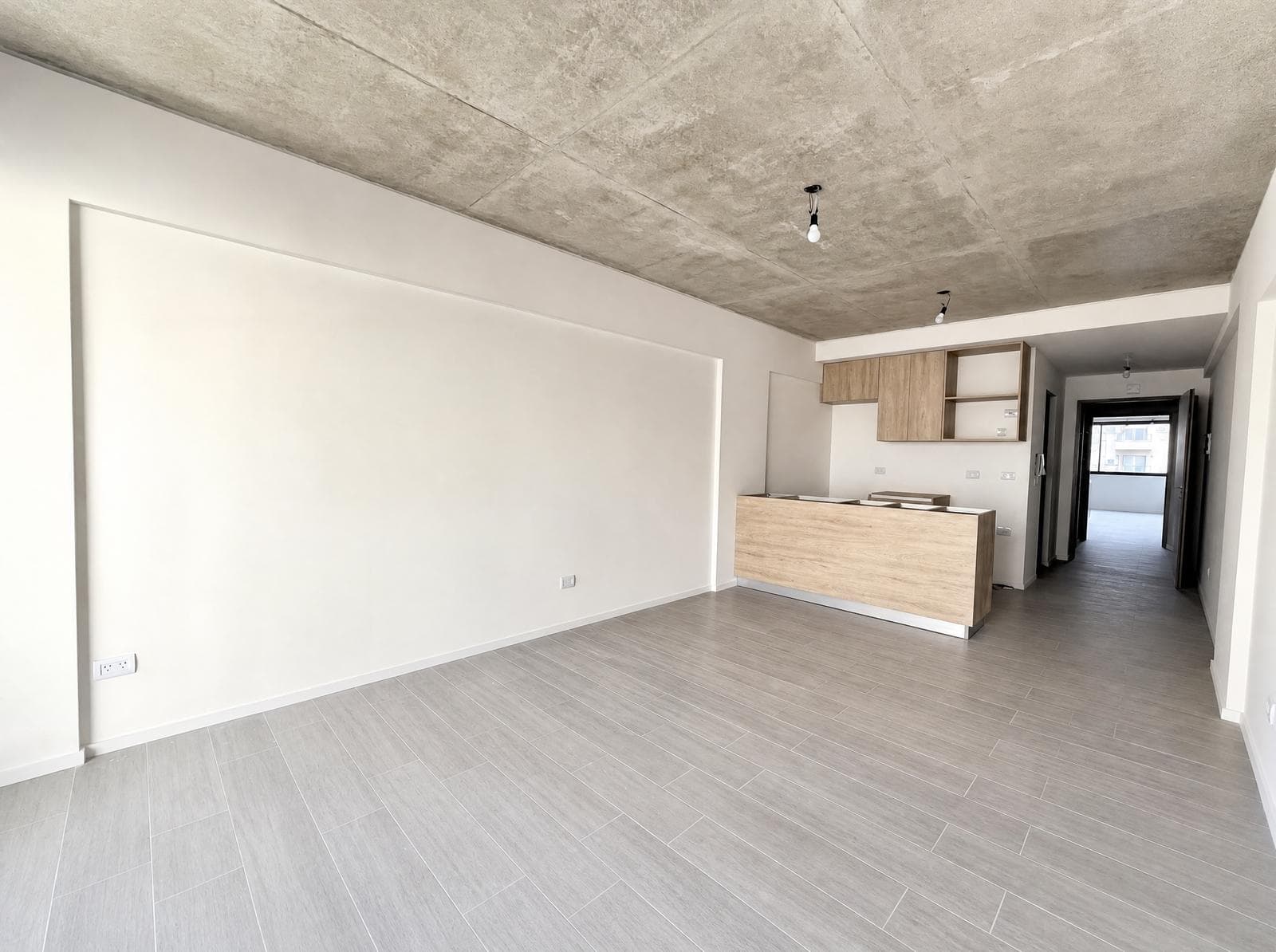One-room apartment facing the street with a balcony in Almagro