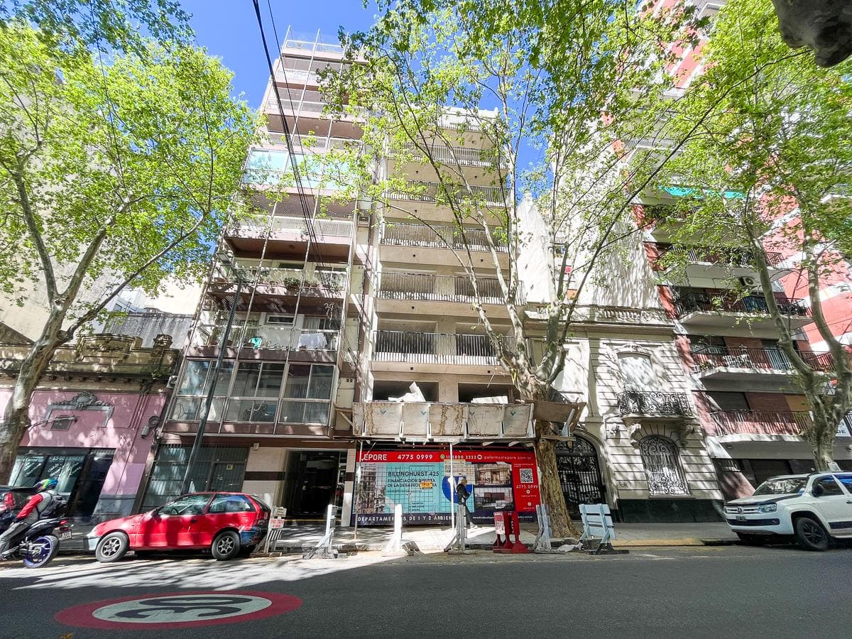 One-room apartment facing the street with a balcony in Almagro