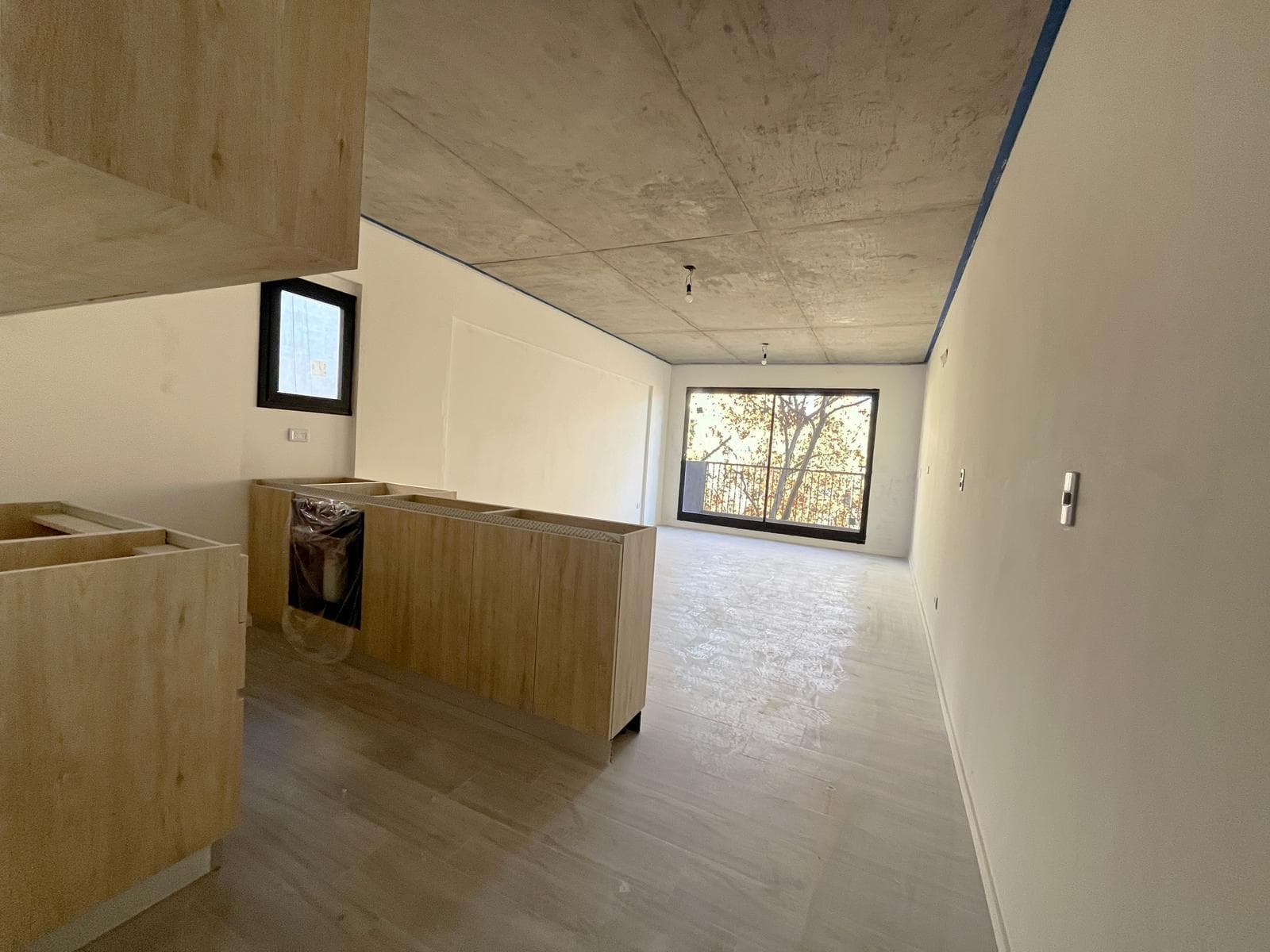 One-room apartment facing the street with a balcony in Almagro