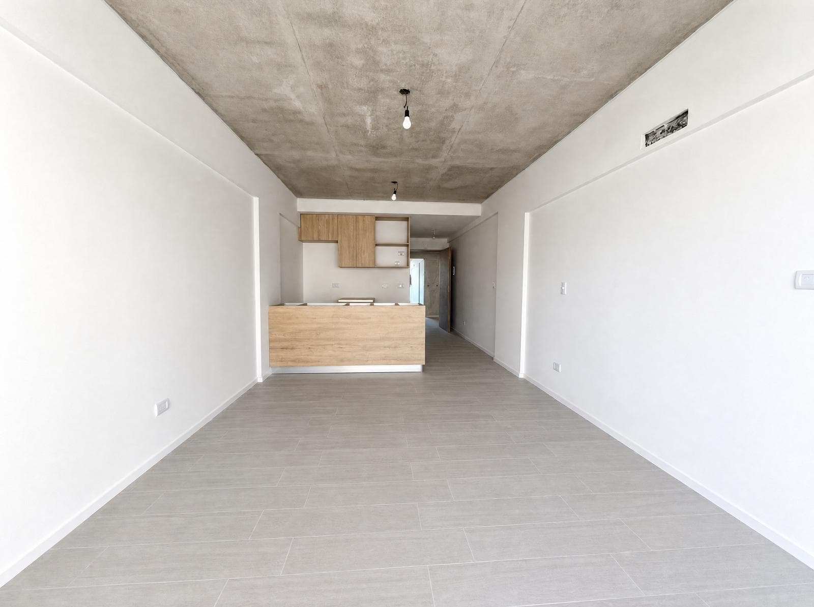 One-room apartment facing the street with a balcony in Almagro
