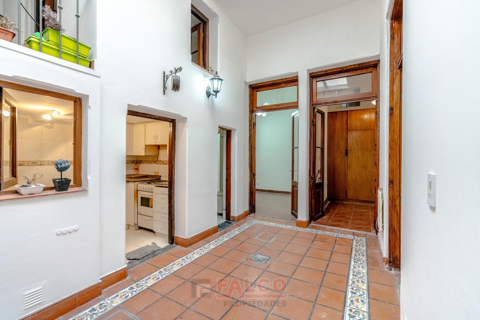 Very bright three-bedroom ground-floor apartment