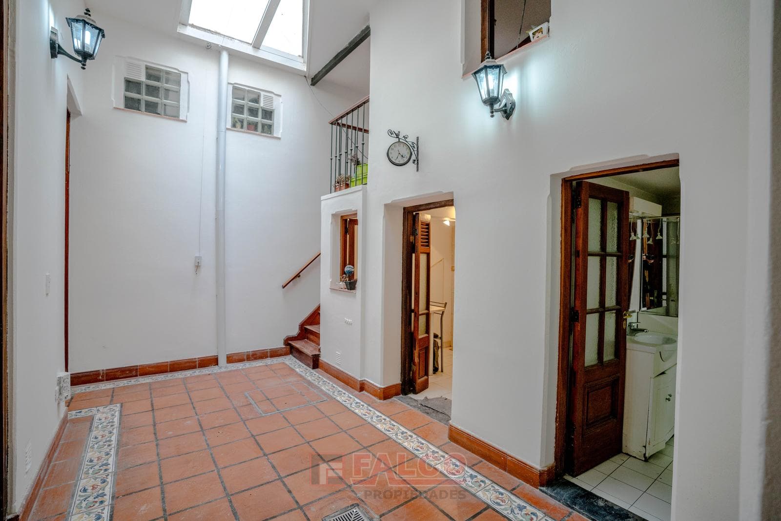 Very bright three-bedroom ground-floor apartment