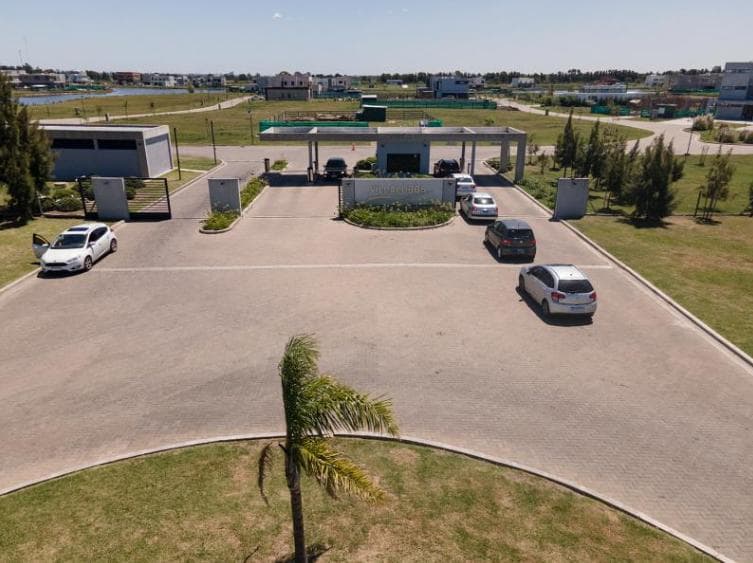 616 m² LOT FOR SALE IN THE VILLALOBOS HUDSON NEIGHBORHOOD - FINANCING AVAILABLE