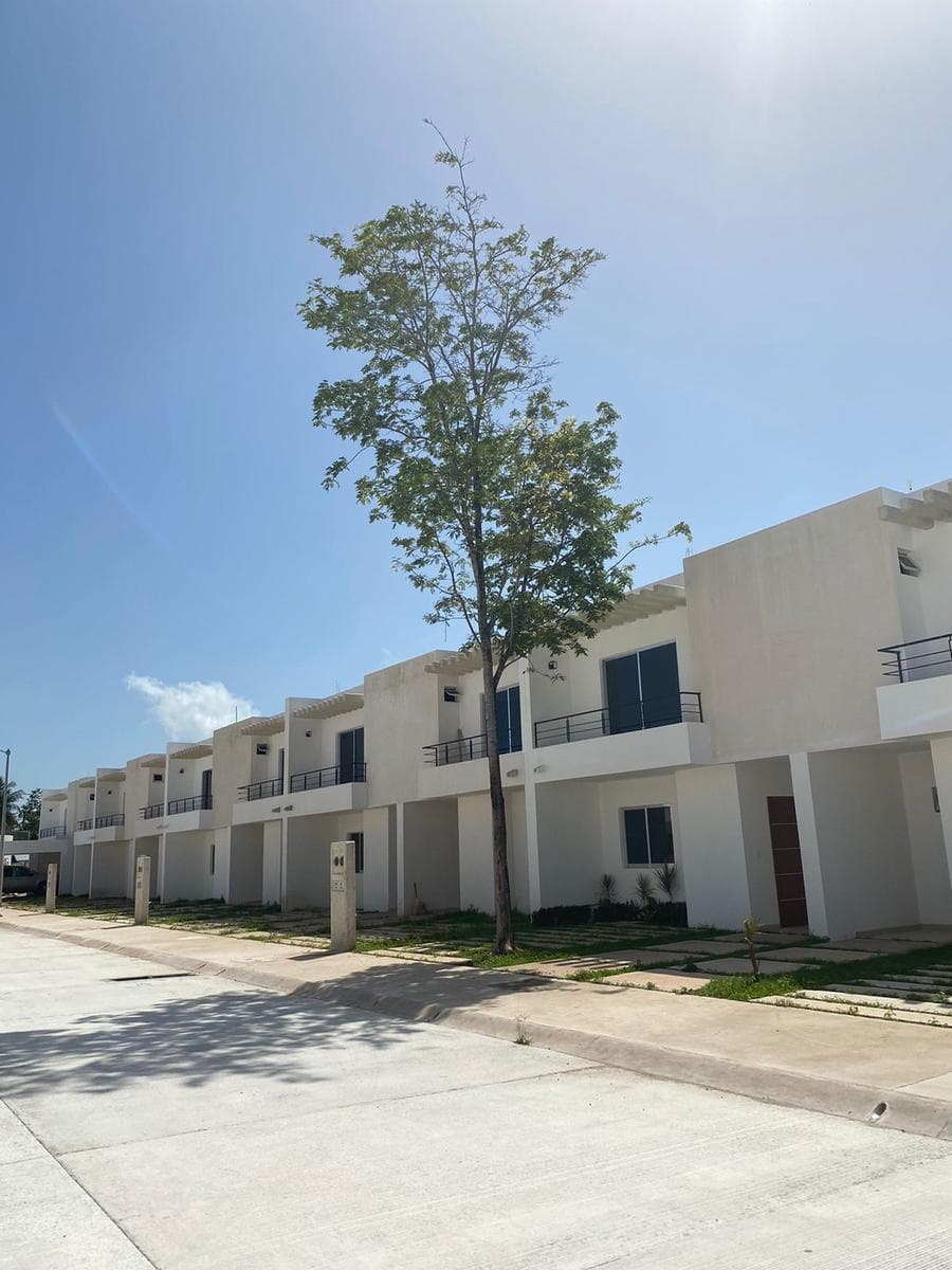 HOMES FOR SALE IN PUERTO MORELOS WITH A POOL AND LUXURY FINISHES